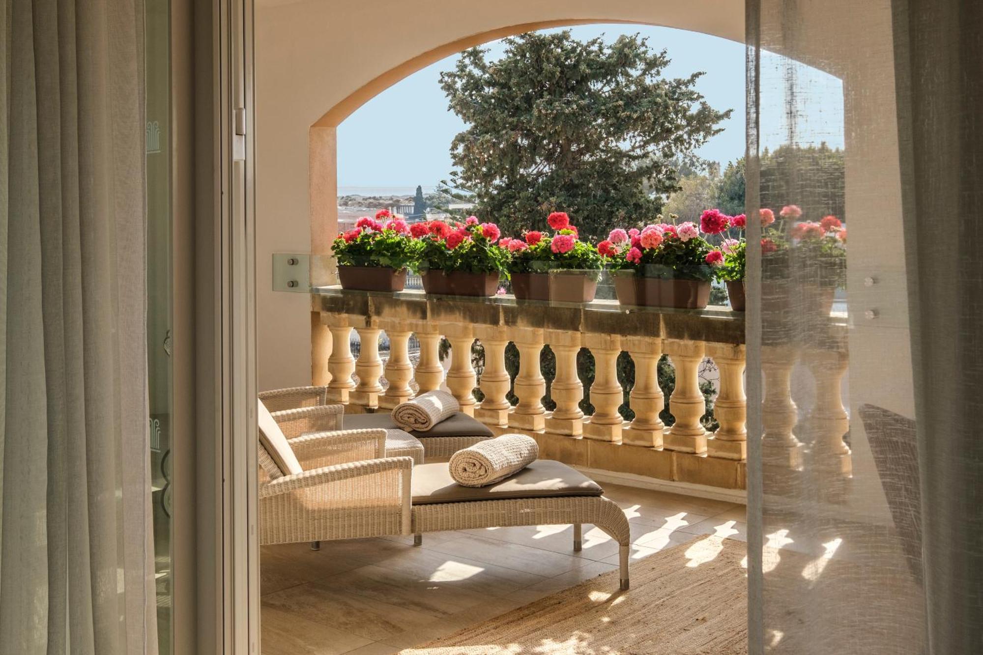 Corinthia Palace Malta Attard Екстер'єр фото A balcony at the Four Seasons Hotel, Rome
